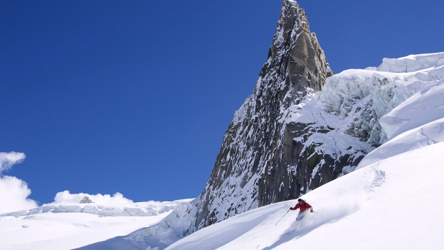 打造完美投篮动作的秘诀：“篮球架大梁”成就投手之路！